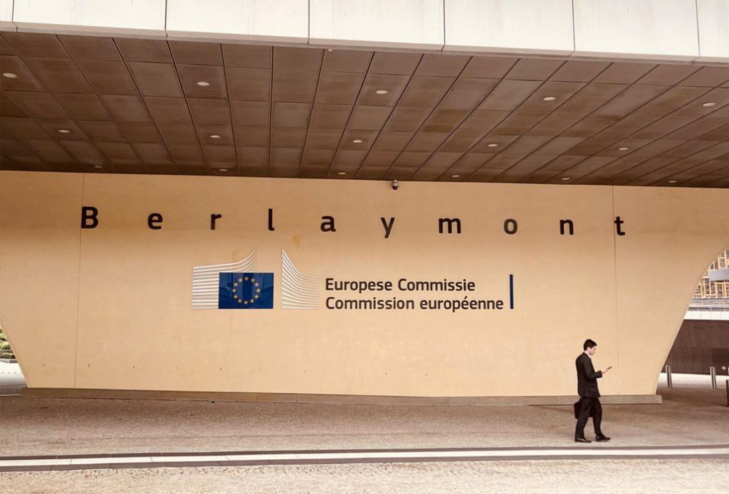 Berlaymont-teksti rakennuksen seinällä sekä Euroopan komission logo.