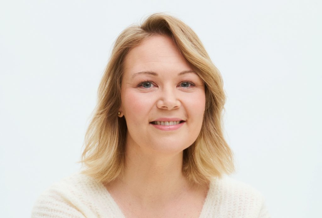 Jenni Homer hymyilemässä